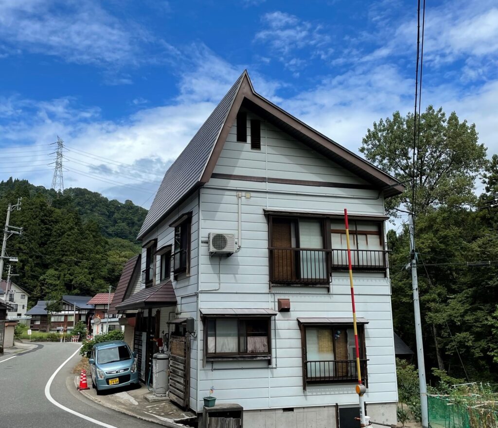 慷慨允諾可當躲熊避護所的愛心婦人之屋子。（十日町，Japan）