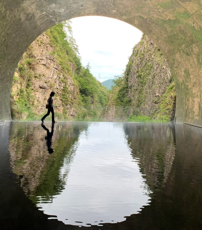 水面是自然界最棒的鏡面反射大師。(Tunnel of Light, Echigo-Tsumari, Japan)