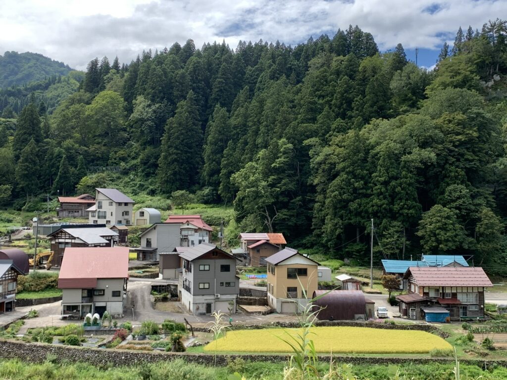 位於日本新潟縣十日町Tani House Itaya民宿所在的小聚落（Furen Lin提供照片）