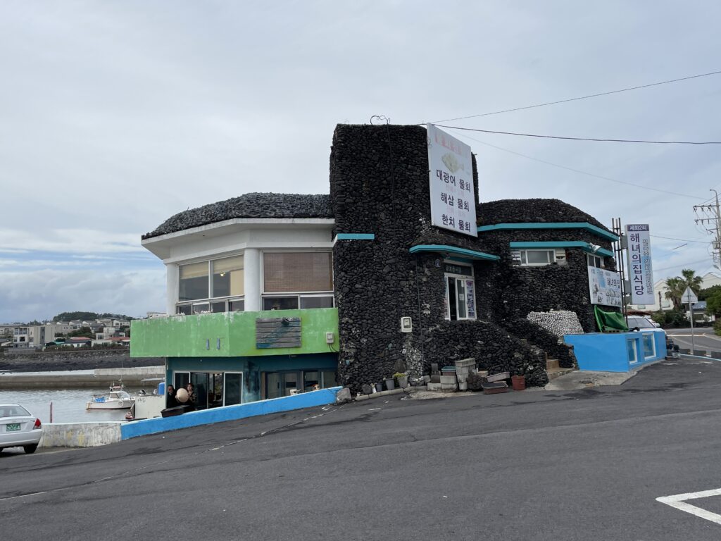 在沿海公路巧遇的「海女之家餐廳」。（韓國濟州）