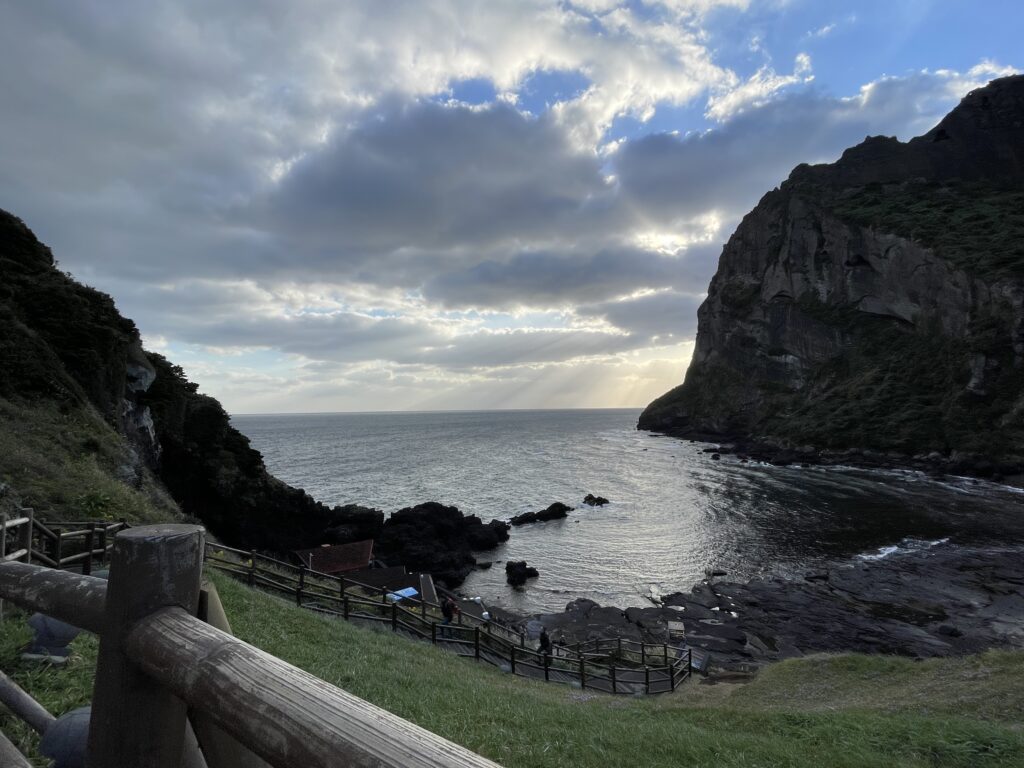 「海女之家」餐廳位在美麗的海灣裡。（韓國濟州城山）