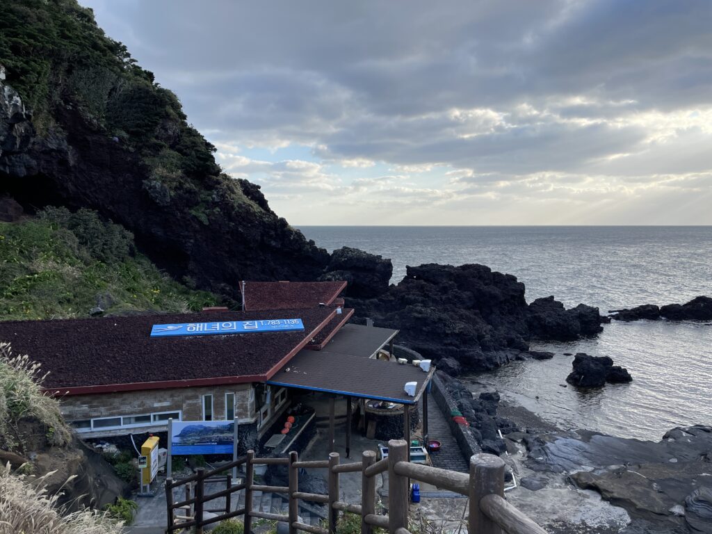 位於城山日出峰海灣裡的「海女之家」餐廳。（韓國濟州城山）