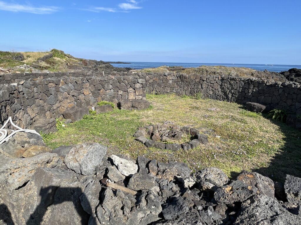 以前，海女們下海及上岸後升火取暖的地方，用火山石圍成圓形石牆。（韓國濟州）