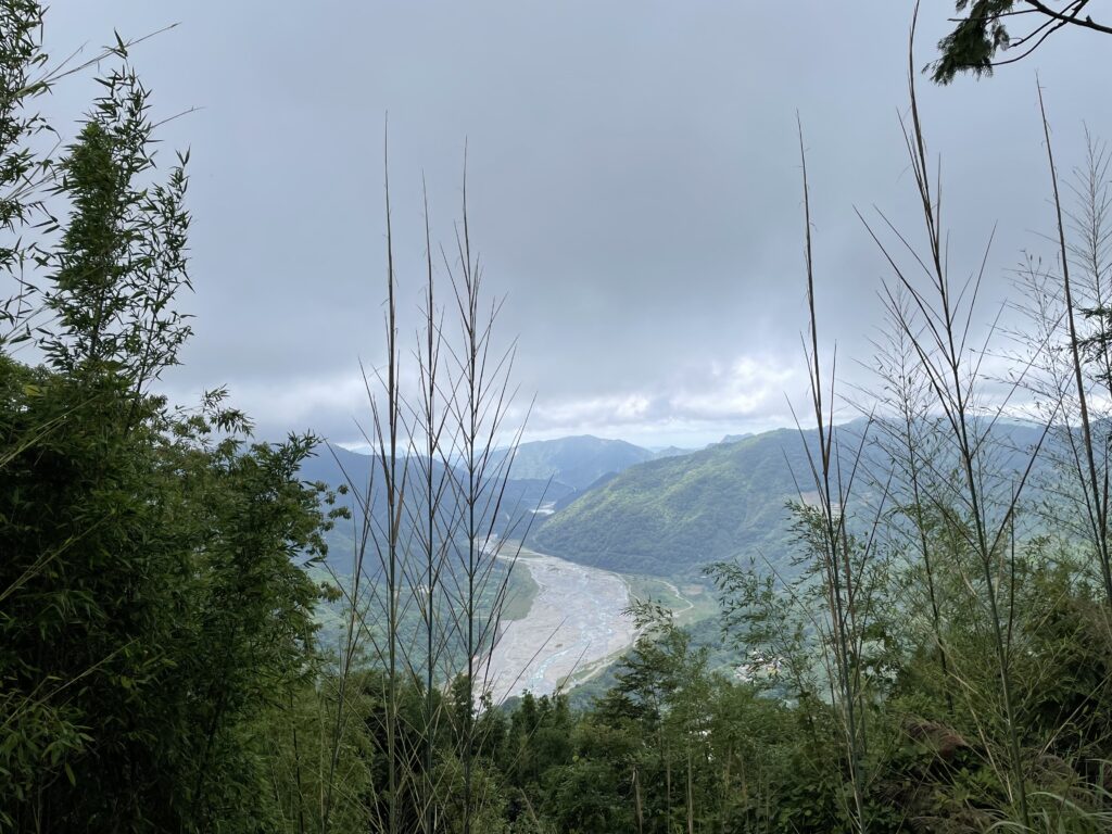 從山上遠眺溪流（雪霸）。