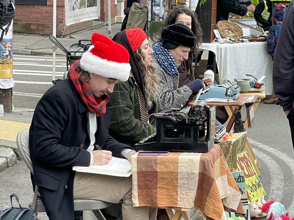 西雅圖的農民市集（Ballard Farmers Market），等待顧客的「詩作打字者」（每人面前都有一台打字機）。