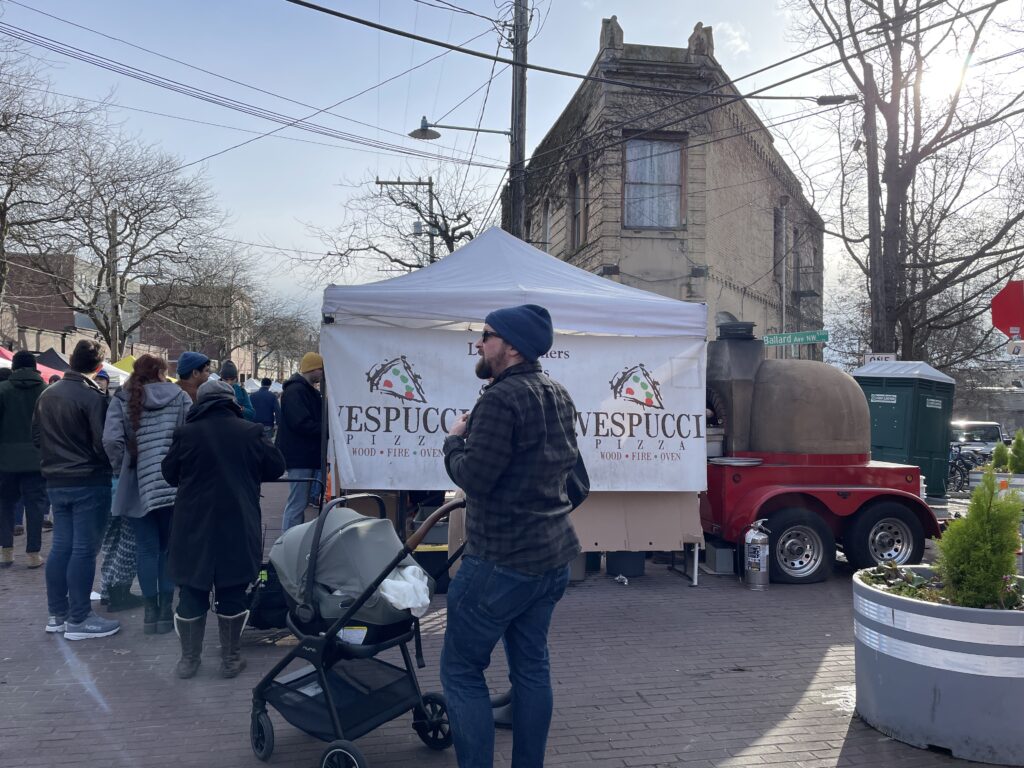 西雅圖的農民市集（Ballard Farmers Market），自備帶輪小型窯烤爐的現烤pizza攤位。