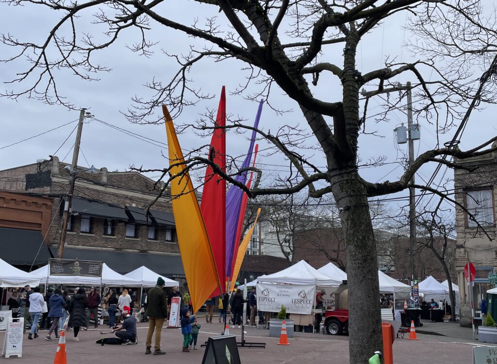 西雅圖的農民市集（Ballard Farmers Market），以彩色旗幟歡迎顧客們。。