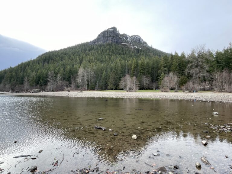 順著三公里的Rattlesnake Ledge Trail山壁小徑，可以抵達響尾蛇山的第一個山頂，再繼續向前行，還會有不同的頂峰美景…