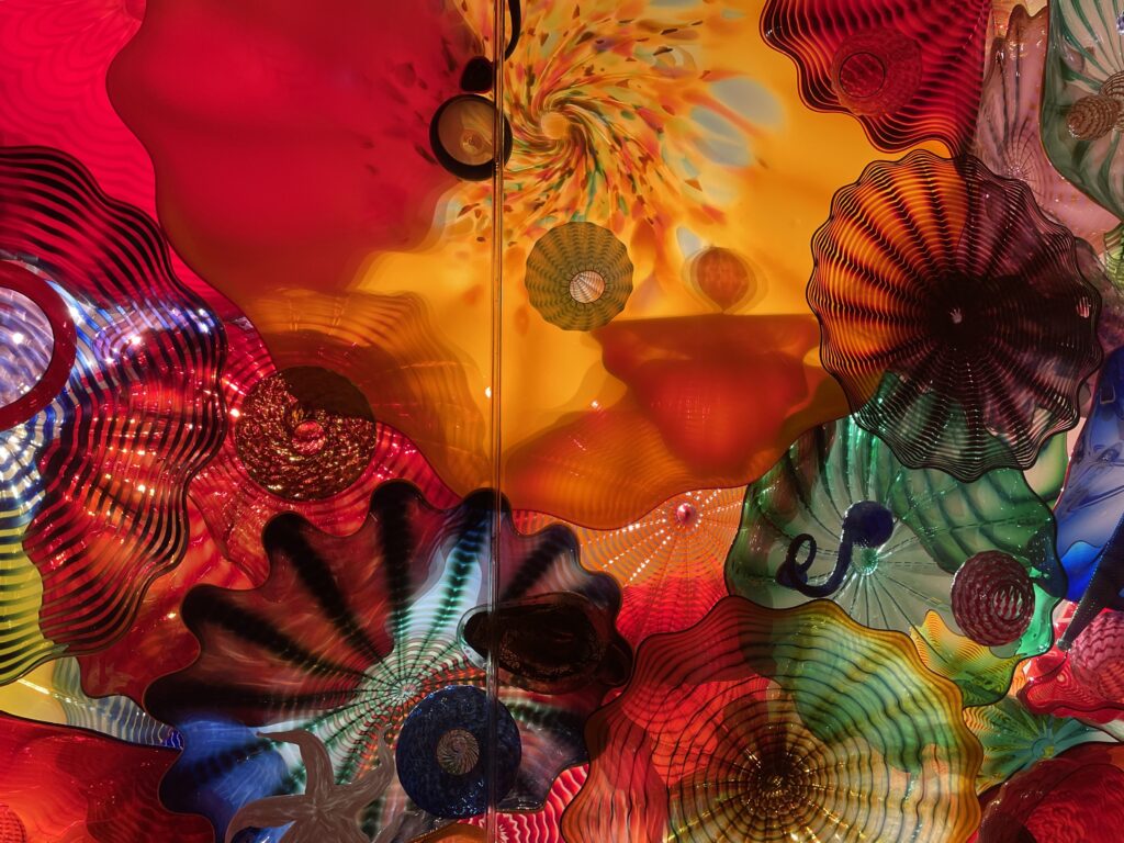 Chihuly的玻璃創作作品。2（作品鑲置於透明天花板上，觀者必仰頭望；在此僅呈現該件大型作品的部份樣貌。）