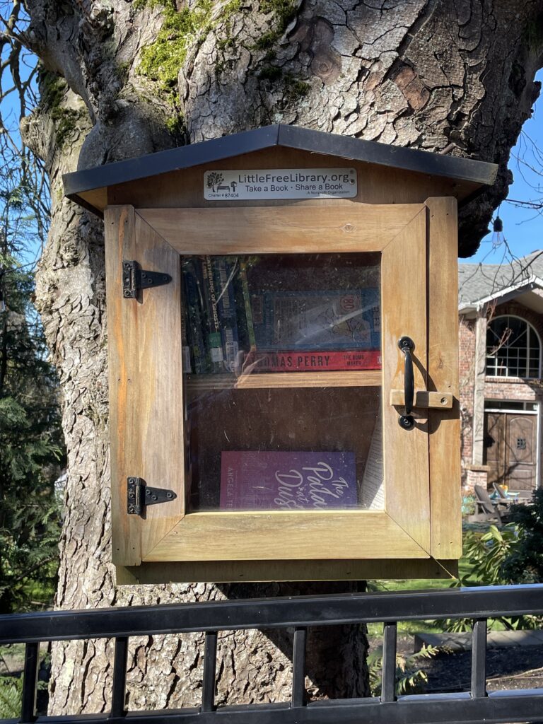 釘在樹幹上的Little Free Library。