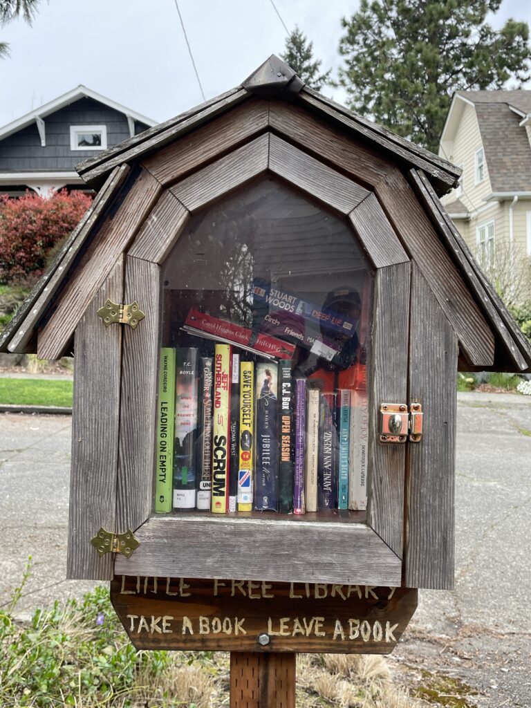 站在人行道旁的Little Free Library。